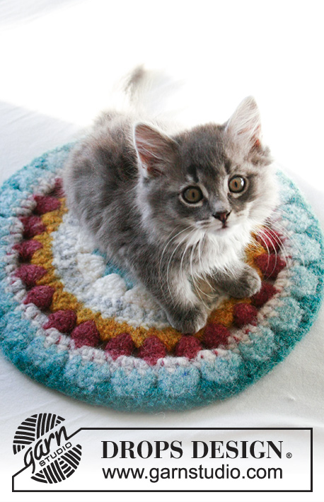 Center of Cattention / DROPS Extra 0-1504 - Tapete crochetado e feltrado para gato, feito com 2 fios DROPS Snow. Crocheta-se a partir do meio.