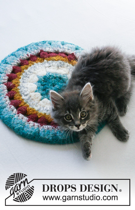 Center of Cattention / DROPS Extra 0-1504 - Crocheted and felted mat for cats in 2 strands DROPS Snow. The piece is worked from the middle outwards.