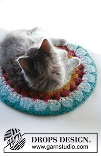 Center of Cattention / DROPS Extra 0-1504 - Tapete crochetado e feltrado para gato, feito com 2 fios DROPS Snow. Crocheta-se a partir do meio.