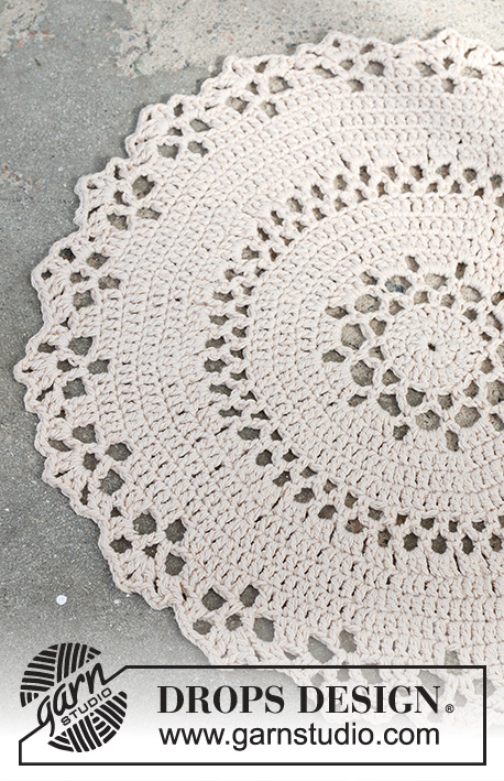 Holly Doily / DROPS Extra 0-1507 - Crocheted place mat in DROPS Belle or DROPS Muskat. Theme: Christmas.