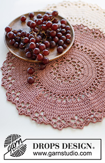 Holly Doily / DROPS Extra 0-1507 - Crocheted place mat in DROPS Belle or DROPS Muskat. Theme: Christmas.