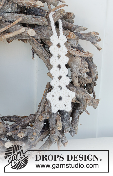 Hanging Crystals / DROPS Extra 0-1510 - Ornamentos de Natal crochetados em DROPS Muskat. Tema: Natal.