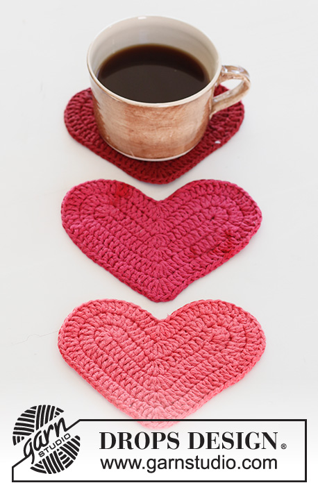 Achy Breakfasty Heart / DROPS Extra 0-1511 - Crocheted heart coasters in DROPS Paris. Theme: Christmas