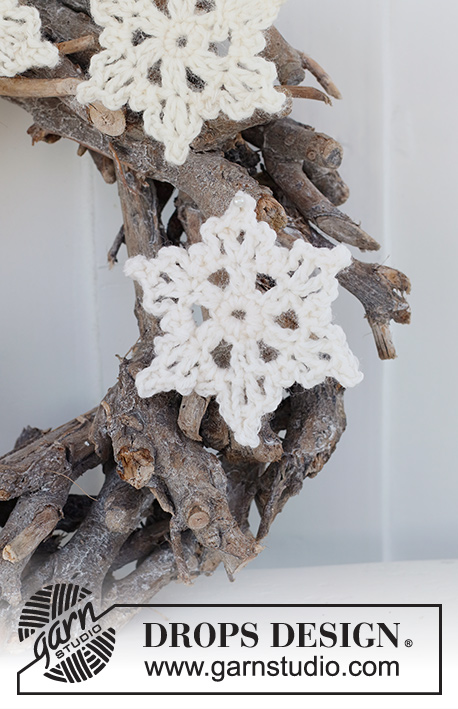 Snowy Welcome / DROPS Extra 0-1513 - Crocheted star-shaped Christmas decoration in DROPS Cotton Light. Theme: Christmas.