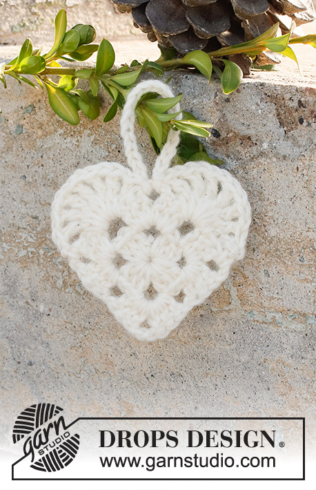 From the Heart / DROPS Extra 0-1514 - Crocheted heart-shaped Christmas decoration in DROPS Cotton Light. Theme: Christmas.