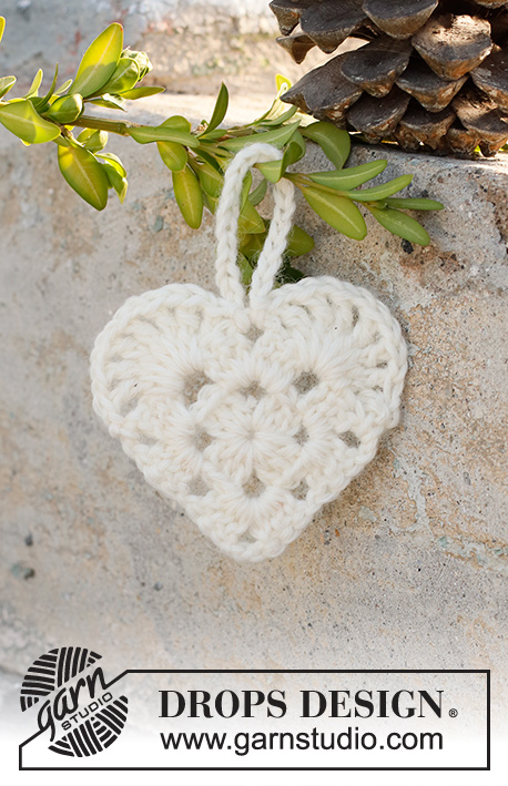 From the Heart / DROPS Extra 0-1514 - Crocheted heart-shaped Christmas decoration in DROPS Cotton Light. Theme: Christmas.