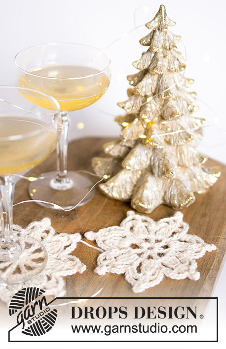 Sparkling Snow / DROPS Extra 0-1517 - Décoration étoile de Noël / Dessous de verre crocheté en DROPS Muskat. Thème: Noël.