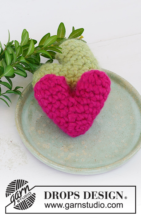 Fluffy Hearts / DROPS Extra 0-1519 - Décorations cœurs crochetés en DROPS Snow. Thème: Noël