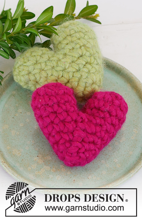 Fluffy Hearts / DROPS Extra 0-1519 - Crocheted hearts for decoration in DROPS Snow. Theme: Christmas
