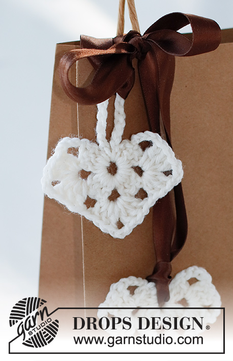 Under the Tree / DROPS Extra 0-1523 - Crocheted heart-shaped Christmas decoration in DROPS Muskat. Theme: Christmas.