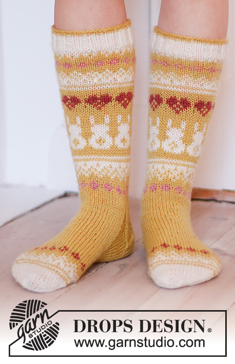 Bunny Love / DROPS Extra 0-1536 - Ponožky s norským vzorem, velikonočními zajíčky a srdíčky pletené shora dolů z příze DROPS Karisma. Velikost: 35 - 46. Motiv: Velikonce.