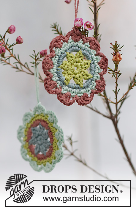 Here Comes Spring / DROPS Extra 0-1538 - Crocheted flower in DROPS Muskat. Theme: Easter