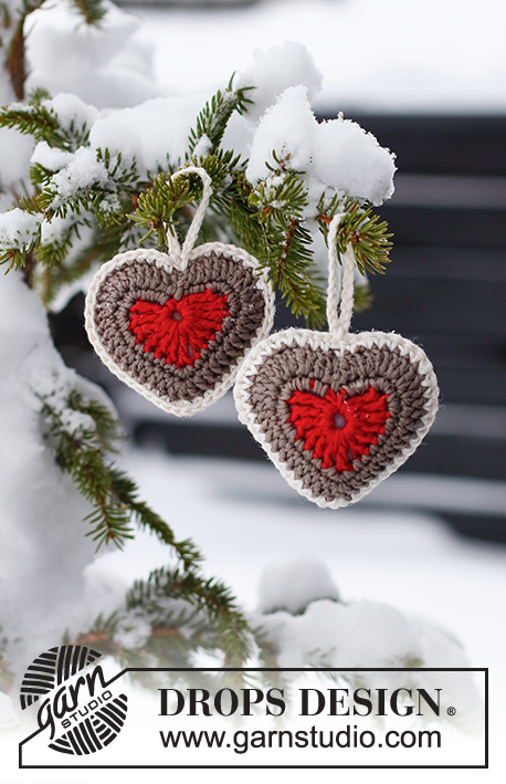 Bright Heart Ornaments / DROPS Extra 0-1560 - Perníkové srdíčko – vánoční ozdoba háčkovaná z příze DROPS Muskat. Motiv: Vánoce.