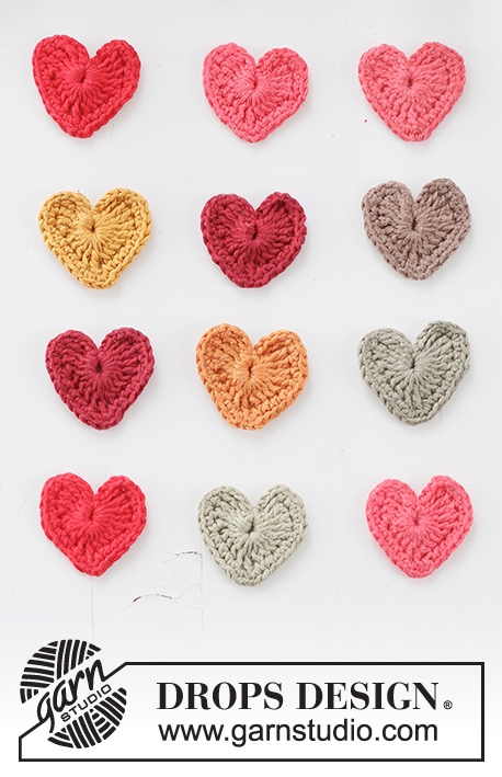 Tiny Happy Hearts / DROPS Extra 0-1564 - Corações crochetados em DROPS Safran. Tema: Natal.