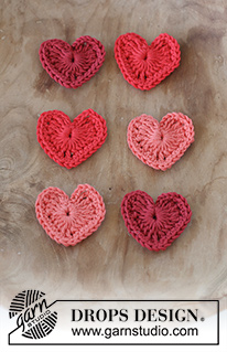 Tiny Happy Hearts / DROPS Extra 0-1564 - Virkatut sydämet DROPS Safran-langasta. Teema: Joulu.
