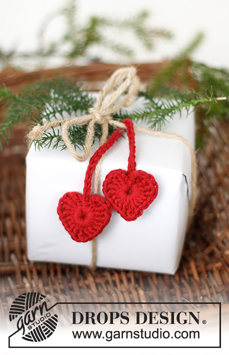Cherry Hearts / DROPS Extra 0-1565 - Virkade hjärtan med snodd i DROPS Cotton Light. Tema: Jul.