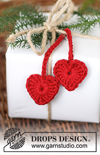 Cherry Hearts / DROPS Extra 0-1565 - Heklede hjerter med snor i DROPS Cotton Light. Tema: Jul.