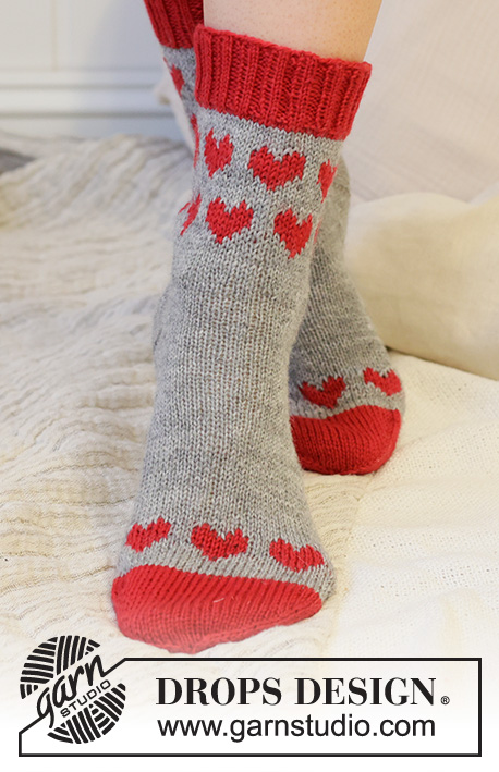 Heart Parade / DROPS Extra 0-1567 - Gebreide sokken, met harten, in DROPS Fabel. Maten 35-43. Thema: Valentijn.