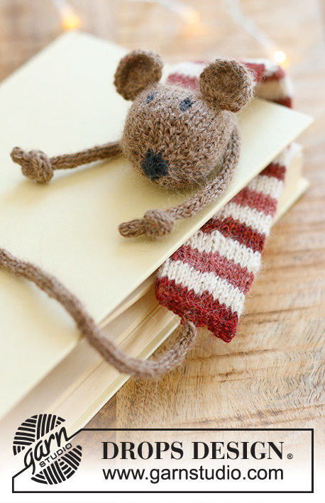 Library Mouse / DROPS Extra 0-1576 - Neulottu hiiren muotoinen kirjanmerkki DROPS Alpaca-langasta. Työssä on raitoja. Teema: Joulu.