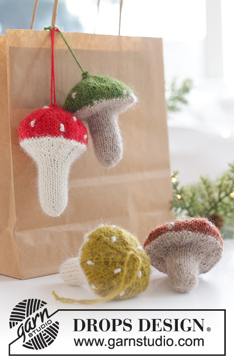 Enchanted Mushrooms / DROPS Extra 0-1584 - Vánoční ozdoba houba muchomůrka s francouzskými uzly pletená vroubkovým vzorem nebo lícovým žerzejem z příze DROPS Alpaca. Motiv: Vánoce.