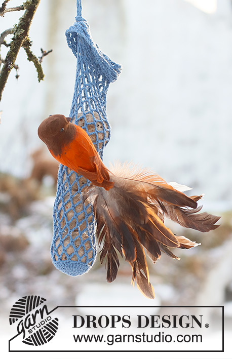 Merry Chirping / DROPS Extra 0-1585 - Siatka na szydełku na karmę dla ptaków, z włóczki DROPS Safran. Przerabiana ściegiem ażurowym. Temat: Boże Narodzenie