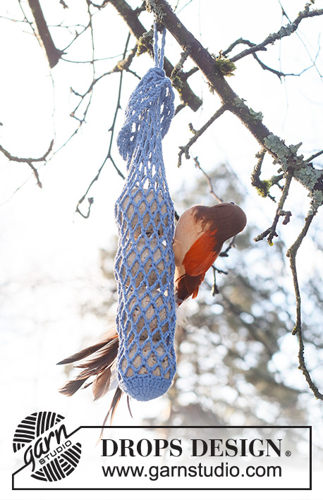Merry Chirping / DROPS Extra 0-1585 - Rede em croché para alimento para pássaros, em DROPS Safran. Crocheta-se em ponto rendado. Tema: Natal