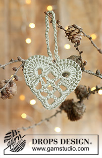 Give You My Heart / DROPS Extra 0-1586 - Coeur / décoration de Noël crochetée en DROPS Muskat. Thème: Noël.
