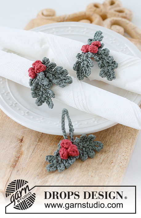 Holly Napkin Rings / DROPS Extra 0-1588 - Décoration de Noël / Rond de serviette branche de houx crocheté en DROPS Muskat. Thème: Noël.
