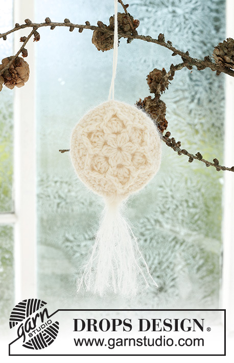 Frozen Flowers / DROPS Extra 0-1589 - Bola de Natal crochetada em DROPS BabyMerino e DROPS Kid-Silk. Crocheta-se em 2 partes, em redondo a partir do meio, em ponto fantasia em relevo, com estrela e borla. Tema: Natal.