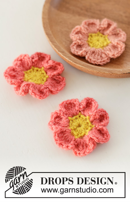 Spring Daisies / DROPS Extra 0-1594 - Crocheted flower in DROPS Alpaca. The piece is worked in the round, from the middle out.