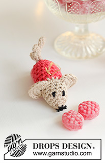 Mistletoe Mice / DROPS Extra 0-1604 - Crocheted mouse/Christmas decoration in DROPS Safran. The piece is worked in the round, from nose to tail. Theme: Christmas.