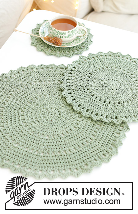 Festive Circles / DROPS Extra 0-1605 - Crocheted coaster, place mat and table mat in DROPS Belle. Theme: Christmas.