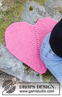 Heart Seatpad / DROPS Extra 0-1620 - Coprisedia lavorato ai ferri a forma di cuore in 2 capi di DROPS Snow. Lavorato in piano come un quadrato domino con occhielli su 2 dei lati. Tema: San Valentino.