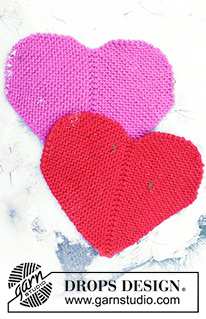 Heart Seatpad / DROPS Extra 0-1620 - Gestrickte Sitzunterlage / Herz in 2 Fäden DROPS Snow. Die Arbeit wird in Hin- und Rück-Reihen als Dominoquadrat mit 2 Herzbögen an den Seiten gestrickt. Thema: Valentinstag.