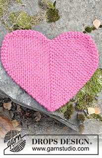 Heart Seatpad / DROPS Extra 0-1621 - Coprisedia per bambini lavorato ai ferri a forma di cuore in 2 capi di DROPS Snow. Lavorato in piano come un quadrato domino con occhielli su 2 dei lati. Tema: San Valentino.