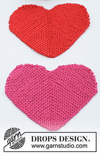 Heart Coasters / DROPS Extra 0-1622 - Cuore/sottobicchiere lavorato ai ferri in DROPS Cotton Light. Lavorato in piano come un quadrato domino con occhielli su 2 lati. Tema: San Valentino.