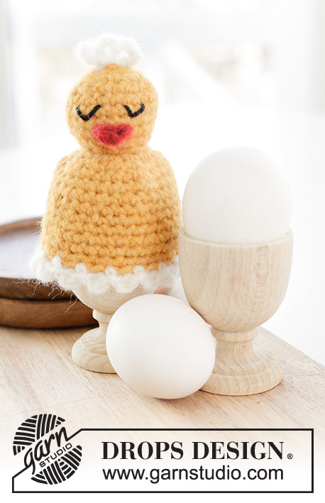 Happy Easter Hatch / DROPS Extra 0-1624 - Crocheted egg-cosy with chick in DROPS Air. Theme: Easter.