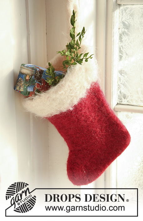 Santa's Sock / DROPS Extra 0-510 - Chaussette de Noël feutrée DROPS en « Snow » et « Puddel ».