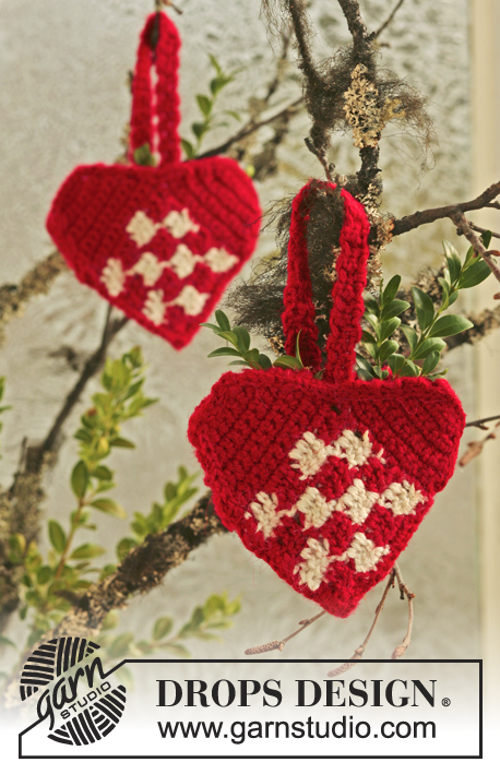 DROPS Extra 0-527 - Corações de Natal em croché feitos com 2 fios DROPS Alpaca.