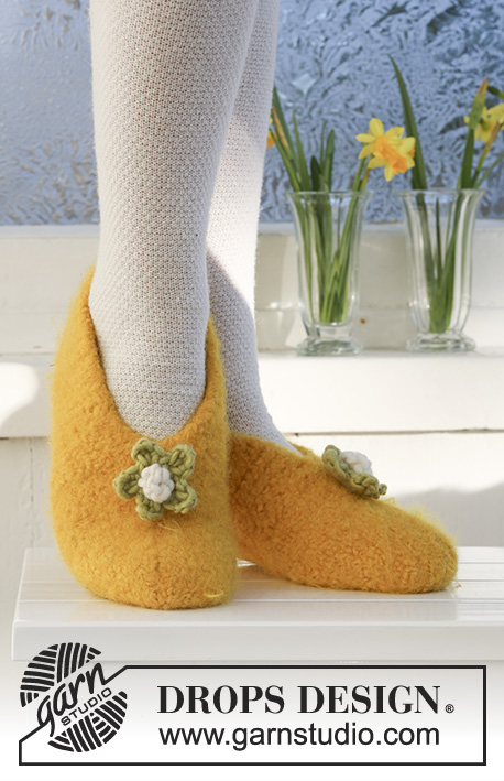 Daffodil Dancers / DROPS Extra 0-546 - Gevilte DROPS slippers voor Pasen van “Snow”. Maat 26 tot 44.
