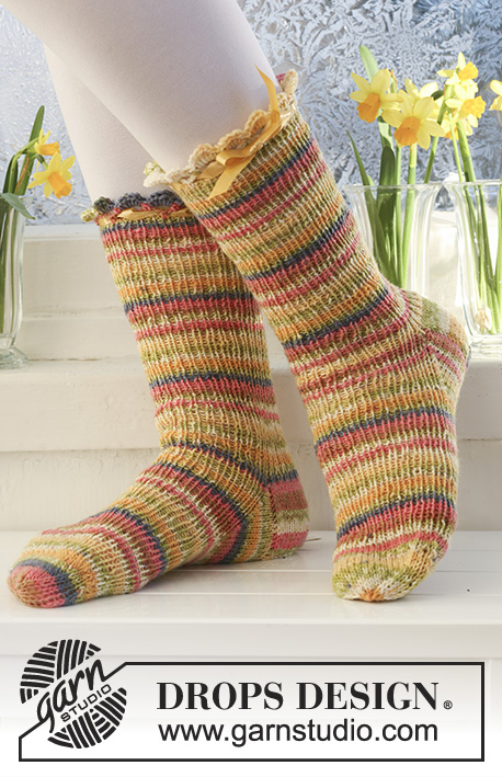 Chick to Chick / DROPS Extra 0-552 - DROPS krátké velikonoční ponožky pletené žebrovým vzorem z příze Fabel. Velikost 26 – 43.