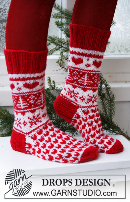 Hearts Afire / DROPS Extra 0-566 - Knitted socks for children, women and men in DROPS Karisma. Socks are worked with pattern with hearts, Christmas trees and snowflakes. Size 32 - 43. Theme: Christmas