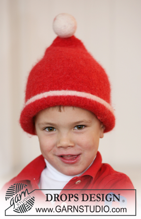 DROPS Extra 0-567 - Gestrickte und gefilzte Mütze für Kinder in DROPS Alaska. Die Mütze wird als Weihnachtsmütze mit Pompon / Bommel gestrickt. Größe 2 - 8 Jahre. Thema: Weihnachten