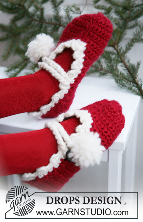 Mary Xmas / DROPS Extra 0-578 - Heklede tøfler til barn og voksen i DROPS Snow og DROPS Glitter. Arbeidet hekles som juletøfler med pongponger. Størrelse 35 - 43. Tema: Jul