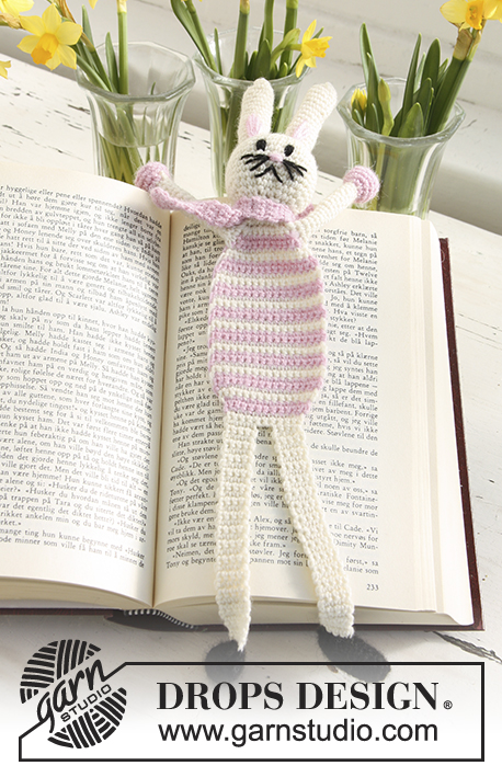 Bella, the Book Bunny / DROPS Extra 0-633 - Horgolt DROPS húsvéti nyuszi könyvjelző Alpaca fonalból