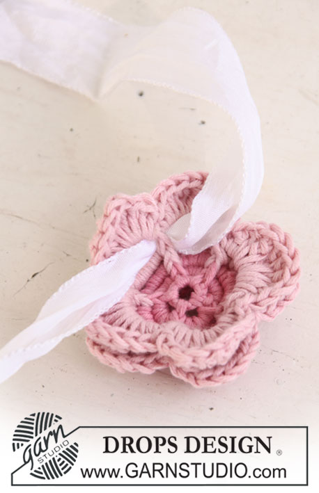 DROPS Extra 0-673 - Crochet DROPS flower for candle holder decoration in ”Safran”.