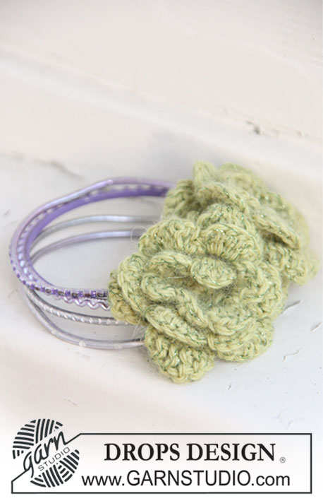 DROPS Extra 0-678 - Flor DROPS en ganchillo / crochet, para pulsera o diadema, con “Alpaca” y “Glitter”.
Diseño DROPS:  Patrón No. Z-532
