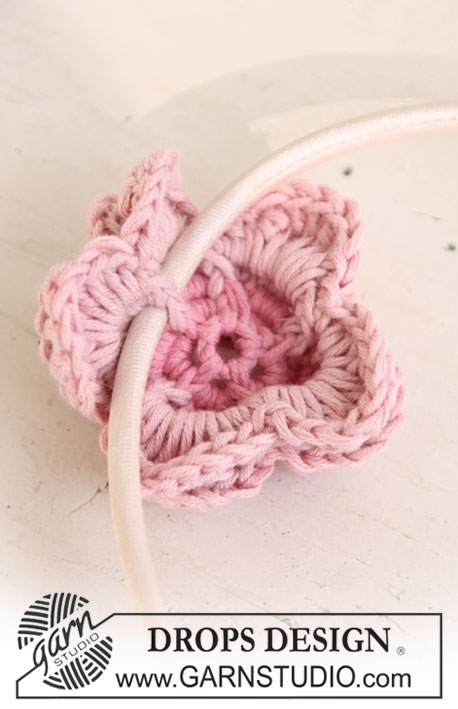 DROPS Extra 0-679 - Crochet DROPS flower for hair band in ”Safran”.