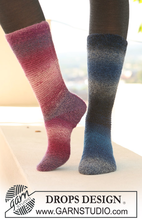 DROPS Extra 0-706 - Ponožky pletené v řadách na 2 rovných jehlicích vroubkovým vzorem z příze DROPS Delight. Velikost: 35-43.