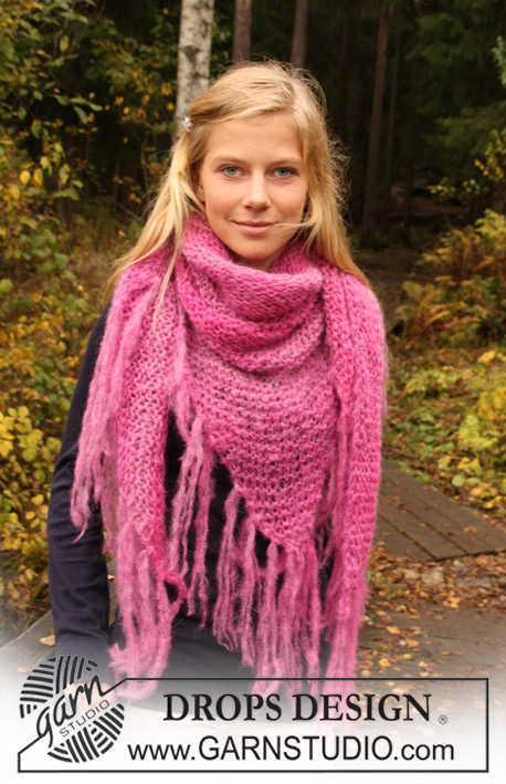 Mirabella / DROPS Extra 0-716 - Knitted triangular DROPS shawl in ”Verdi”.
